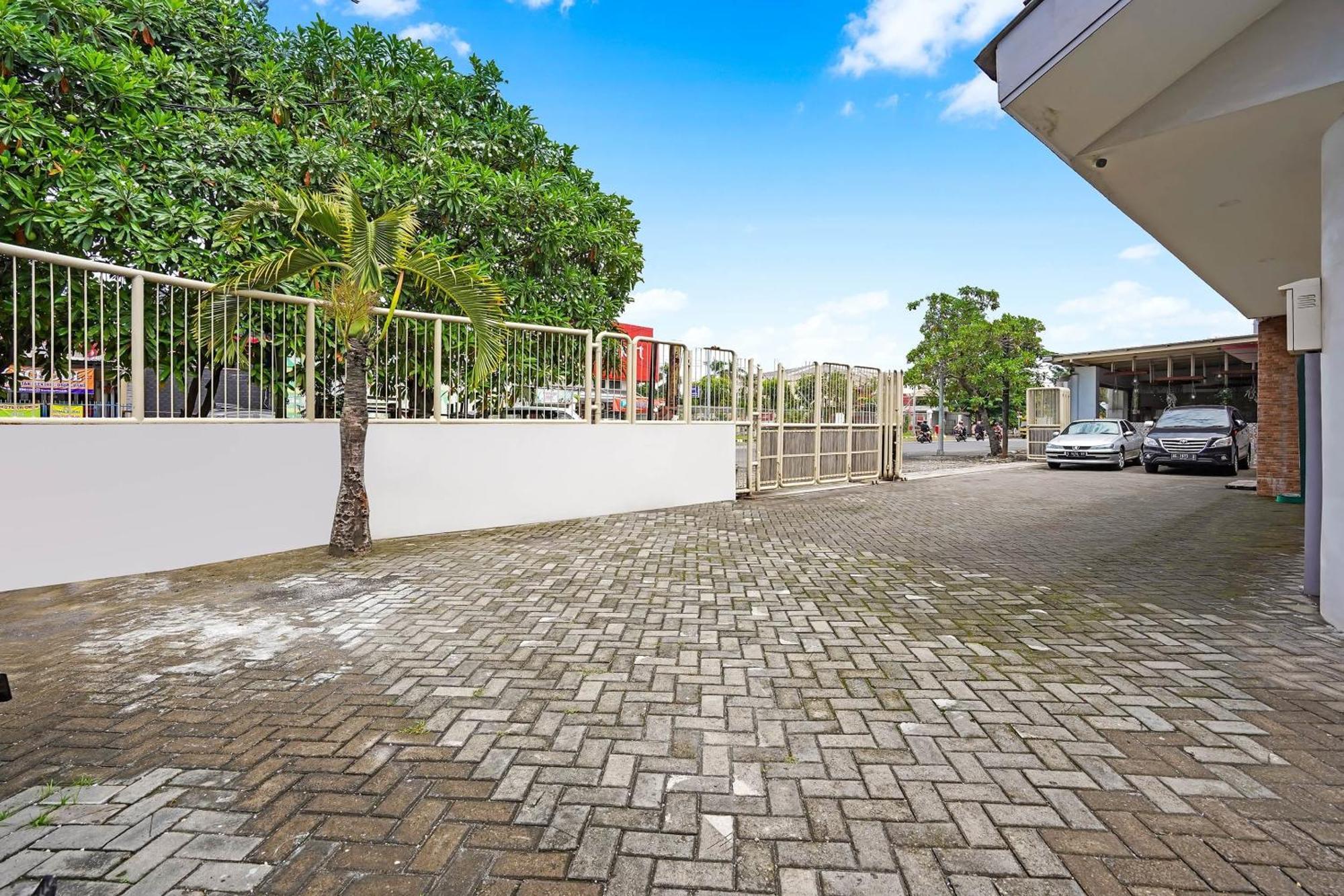 Capital O 90888 Bintang Diponggo Residence Surabaya Bagian luar foto